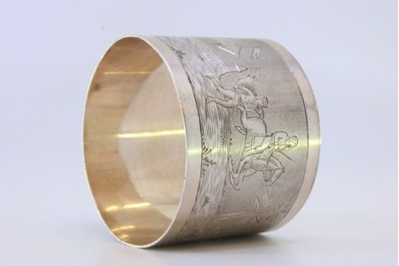 Argola de guardanapo em prata com gravados ao estilo asiático com motivos camprestes.